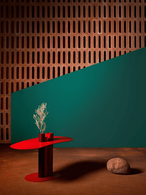 image d'une table de couleur rouge dans une ambiance chaleureuse