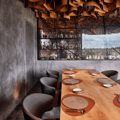 photo de l'intérieur l'Air du Temps montrant une table du restaurant