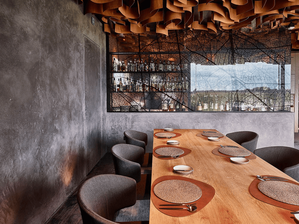 photo de l'intérieur l'Air du Temps montrant une table du restaurant