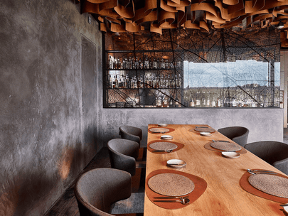 photo de l'intérieur l'Air du Temps montrant une table du restaurant