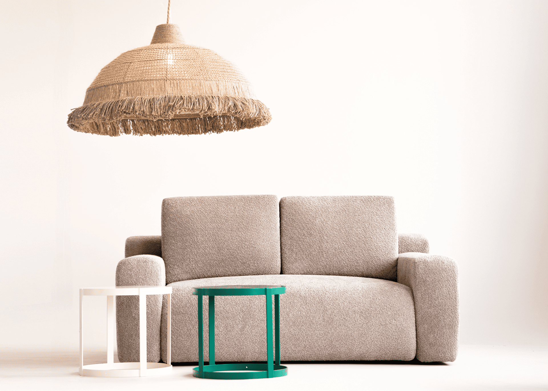 photo montrant un sofa avec 2 tables basses et un luminaire