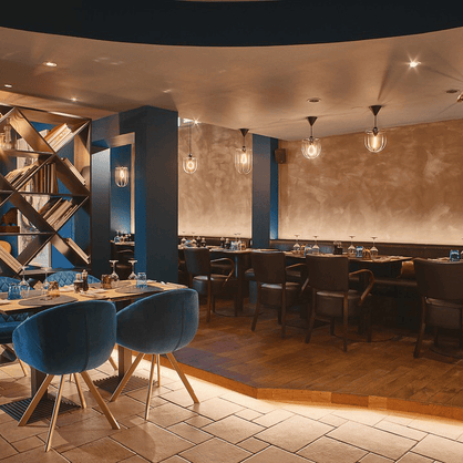 photo de l'intérieur Bistrot R montrant la salle de restauration avec des tables