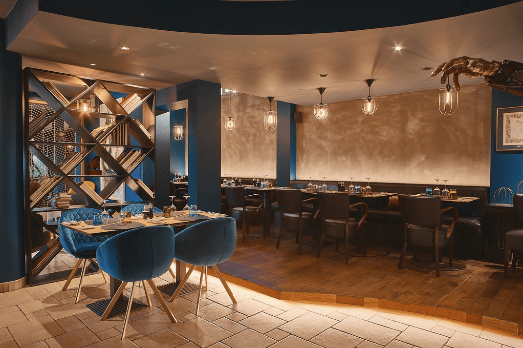 photo de l'intérieur Bistrot R montrant la salle de restauration avec des tables