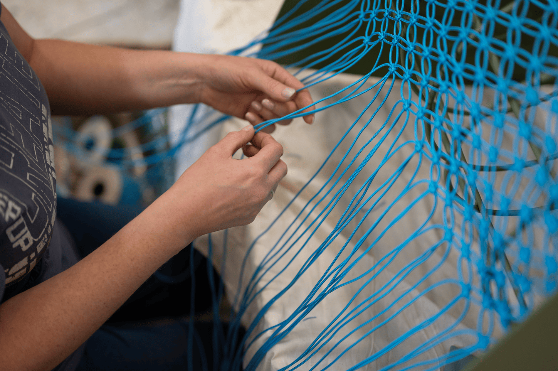 photo d'une personne en train de tresser