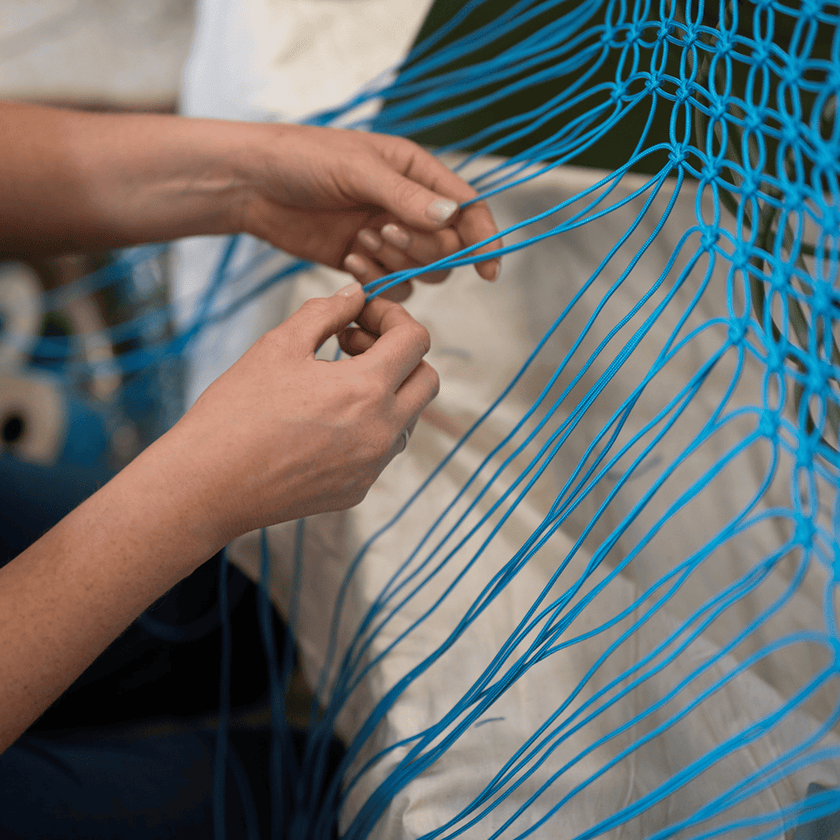 photo d'une personne en train de tresser