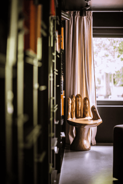 photo de l'intérieur ICook montrant une chaise en forme de main doré